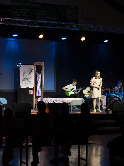 Efterskole med sang, musik og performance.