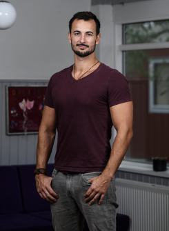 245X335 Thomas 1